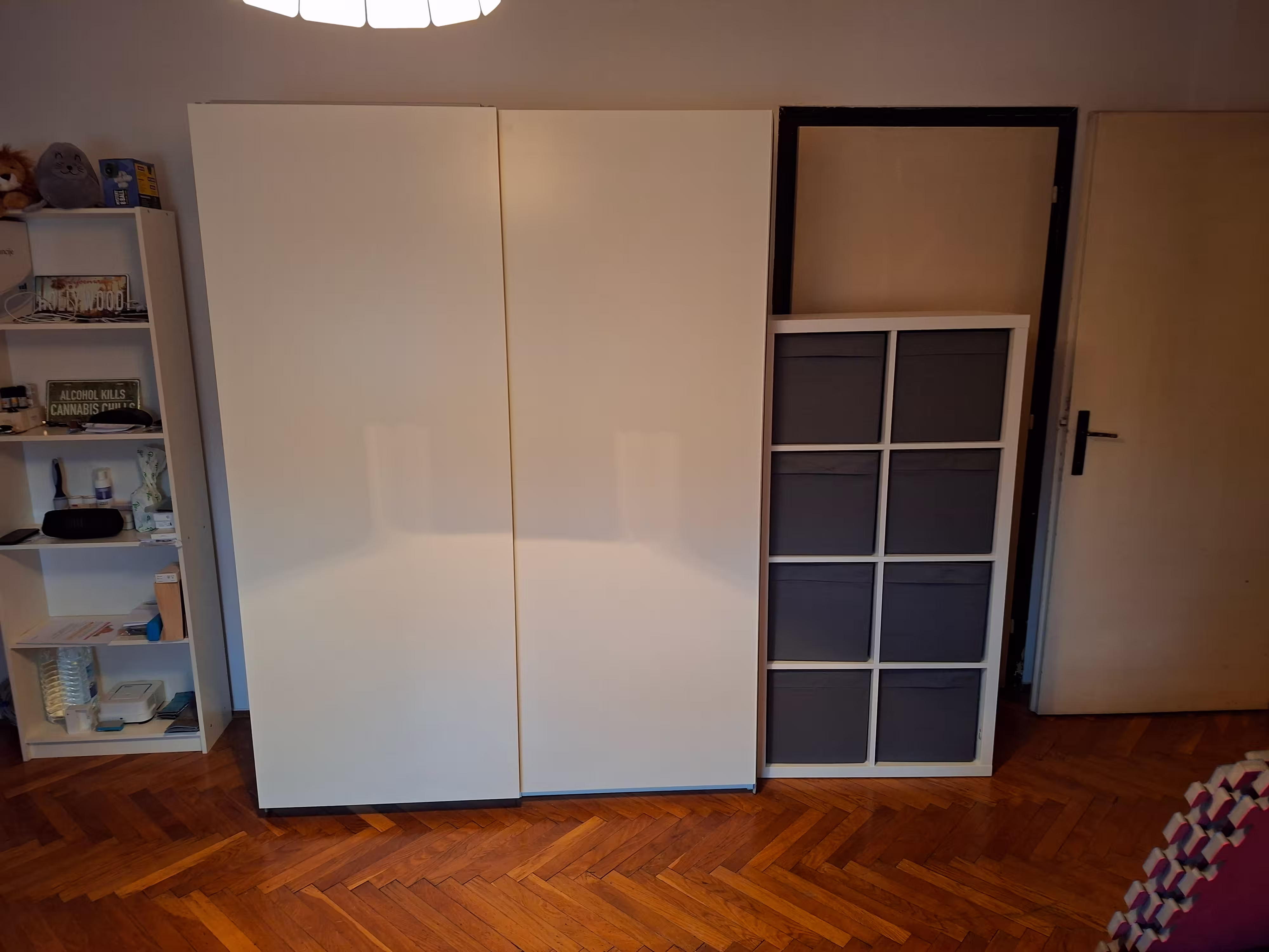 IKEA PAX ormar sa zatvornim vratima i sa dodanim KALLAX regalom sa strane