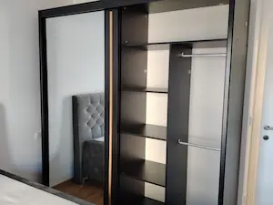 Royal ormar sa prikazom desne unutrašnjosti polica i vješalica za odjeću