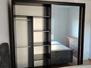 Royal ormar sa prikazom unutrašnjosti