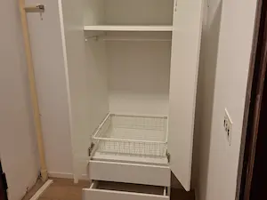 SMÅSTAD / PLATSA Ormar sa otvorenim vratima i izvučenim ladicama i košarom