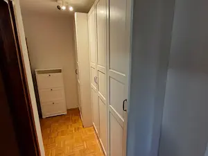 Bočna slika PAX ormara i BRUSALI cipelarnikaa gledan sprijeda