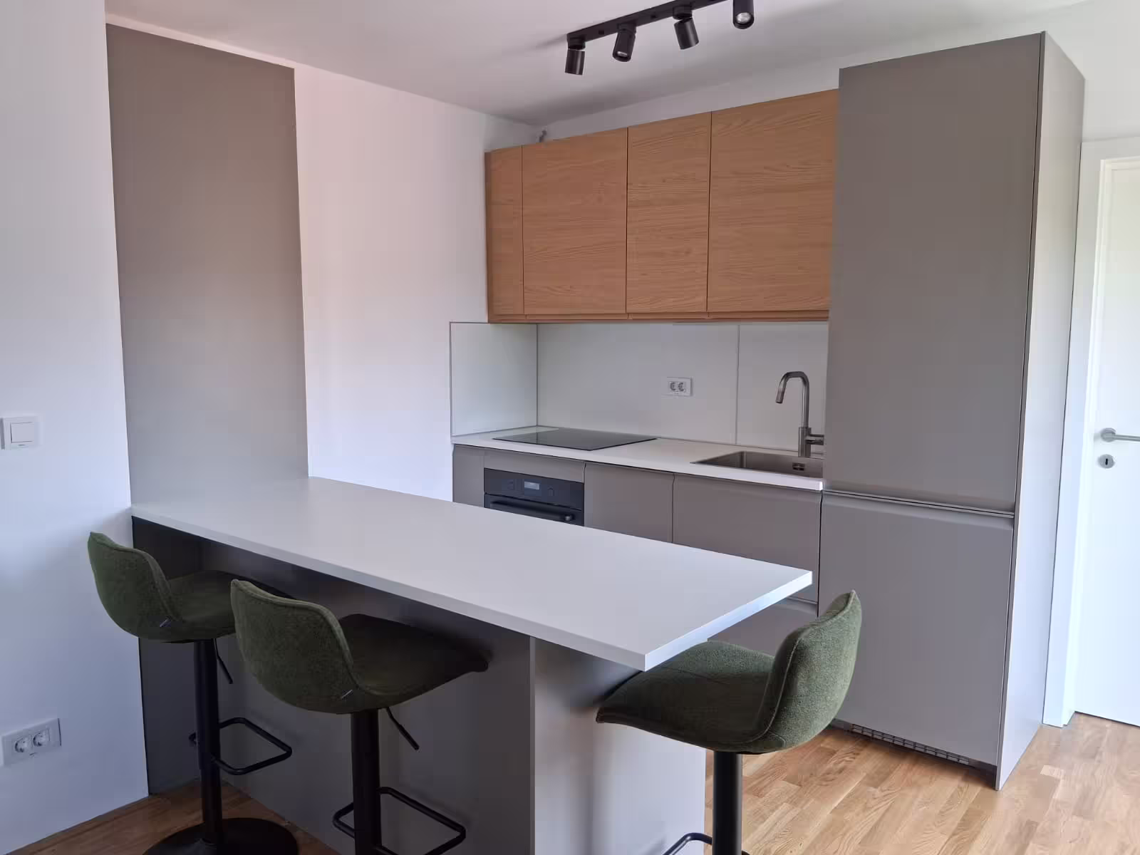 IKEA METOD kuhinja sa sivim frontama