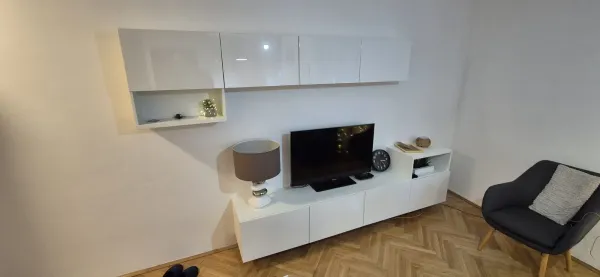 Bijela viseća IKEA BESTA