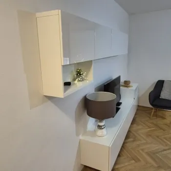 Bijela BESTA montirana na zid i slikana sa bočne strane