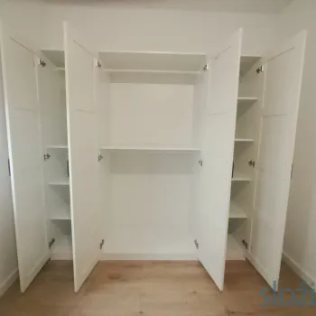 Složen bijeli PAX ormar sa zatvorenim vratima