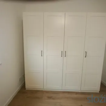 Složeni bijeli Ikea PAX ormar sa zatvorenim vratima