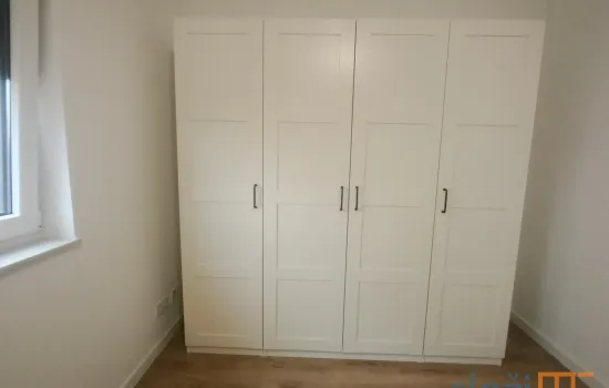 Složeni bijeli Ikea PAX ormar sa zatvorenim vratima