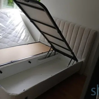 krevet s madracem capry  napola otvoreni