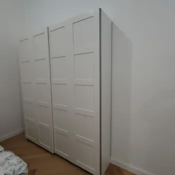 Bijeli IKEA PAX ormar sa zatvorenim kliznim vratima