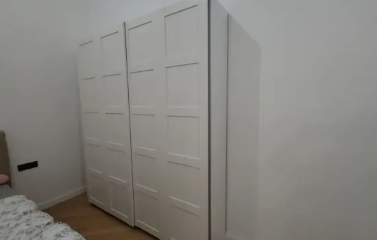 Bijeli IKEA PAX ormar sa zatvorenim kliznim vratima