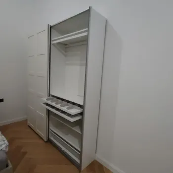 IKEA PAX ormar slikan sa desne strane i otvorenim vratima