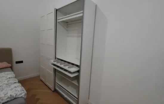 IKEA PAX ormar slikan sa desne strane i otvorenim vratima