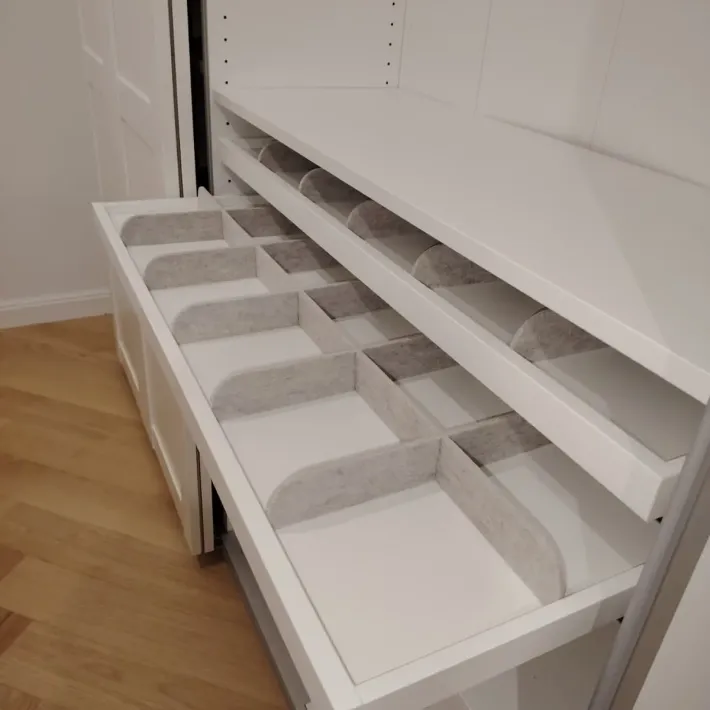 Separator na izvlačnoj polici unutar PAX ormara