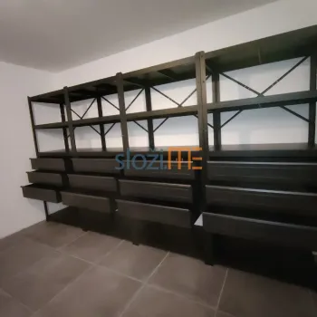 Bror crni regal slikan bočno