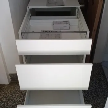 Smontirani enhet element sa otvorenim ladicama