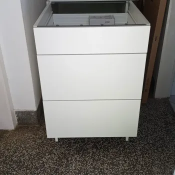 Smontirani enhet element sa zatvorenim ladicama