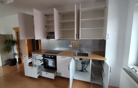 bijela ikea kuhinja  