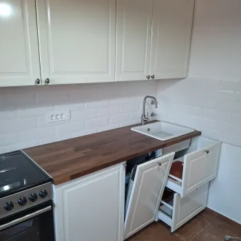 Smontirana IKEA METOD kuhinja slikana sa otvorenim vratima perilice i otvorenim ladicama