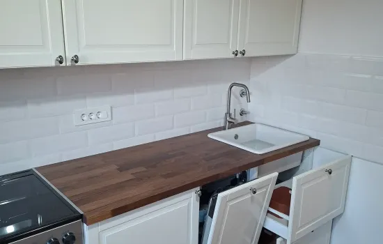 Smontirana IKEA METOD kuhinja slikana sa otvorenim vratima perilice i otvorenim ladicama