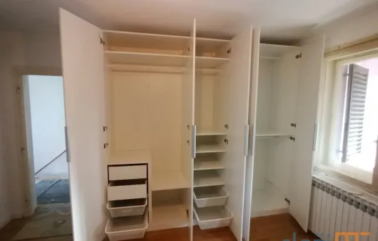 Smontirani otvoreni bijeli pax ormar sa ladicama