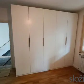 Složeni bijeli pax ormar sa zatvorenim vratima