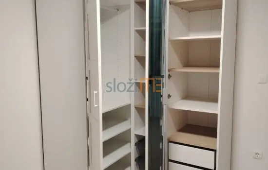Bijeli PAX ormar s otvorenim vratima i vidljivim sadržajem unutar ormara