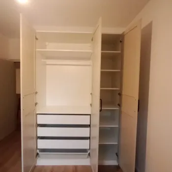 PAX bijeli ormar sa otvorenim vratima