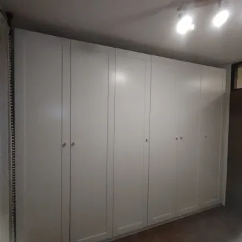 Složeni bijeli IKEA PAX ormar sa GULLABERG vratima