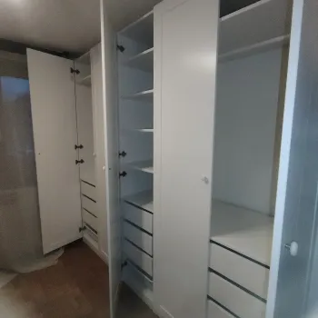 PAX ormar sa bijelim GULLABERG vratima slikan sa strane