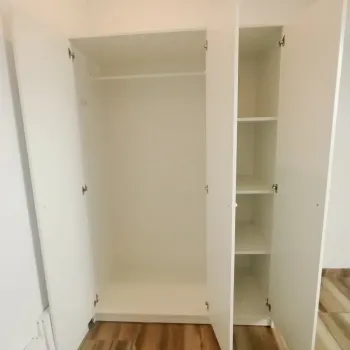 Montirani Kleppstad ormar s otvorenim vratima