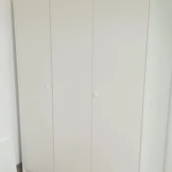 Montirani Kleppstad ormar s zatvorenim vratima