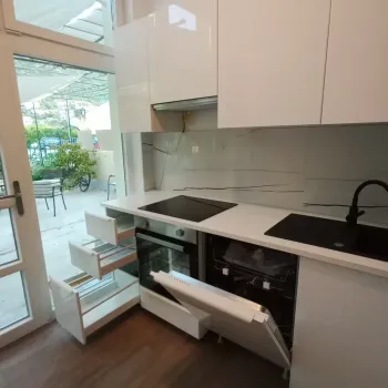 Složena Ikea kuhinja sa otvorenim vratima