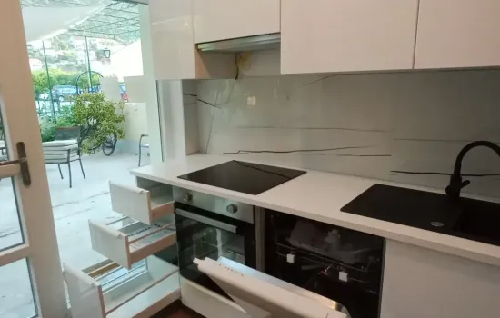 Složena Ikea kuhinja sa otvorenim vratima