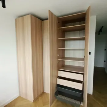 Sastavljen Ikein Pax ormar sa ladicama otvoren