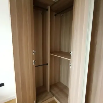 Ikein Pax ormar sa otvorenim vratima