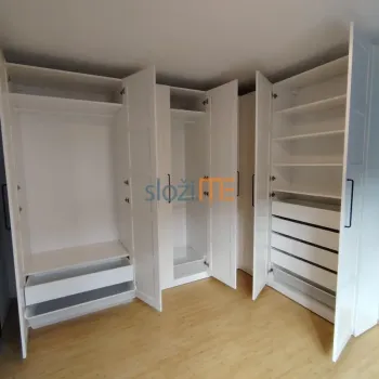 Otvorena vrata Ikea PAX kutnog ormara nakon montaže