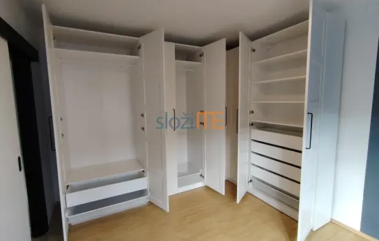 Otvorena vrata Ikea PAX kutnog ormara nakon montaže