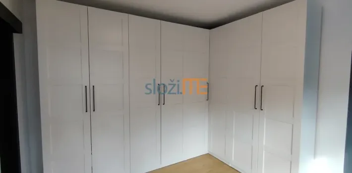 Smontiran Ikea PAX kutni ormar u interijeru