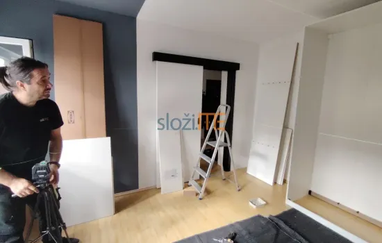 Namje&scaron;tanje laserske razine tijekom montaže Ikea PAX kutnog ormara
