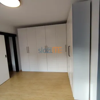 Pogled na sastavljen PAX kutni ormar, vanjski izgled i vrata