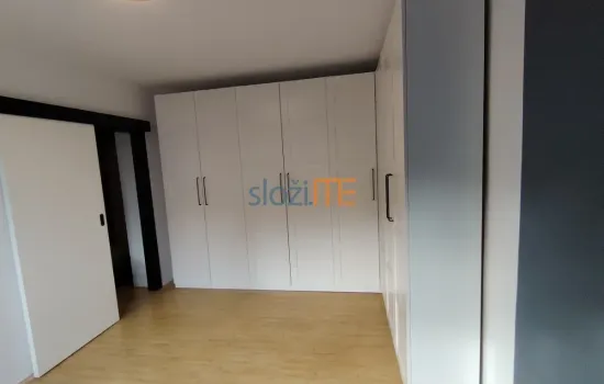 Pogled na sastavljen PAX kutni ormar, vanjski izgled i vrata