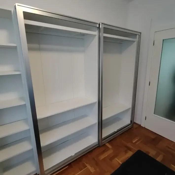 Smontriani srebrni okviri PAX kliznih vrata