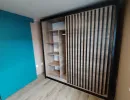 Ormar sa otvorenim kliznim vratima