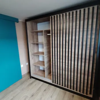 Ormar sa otvorenim kliznim vratima