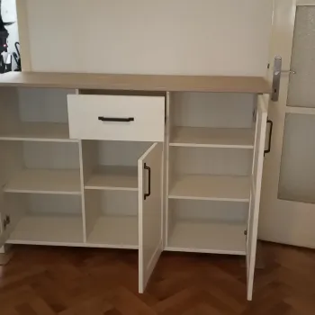 Komoda Loksa slikana s otvorenim vratima