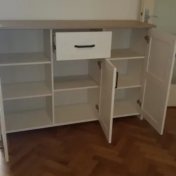 Komoda Loksa slikana s lijeve strane i otvorenim vratima