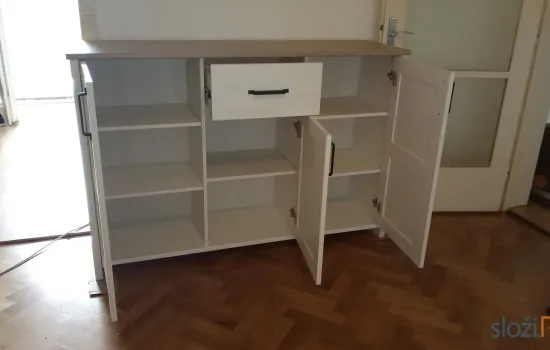Komoda Loksa slikana s lijeve strane i otvorenim vratima