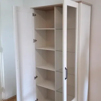 Loksa slikan sa strane i otvorenim vratima