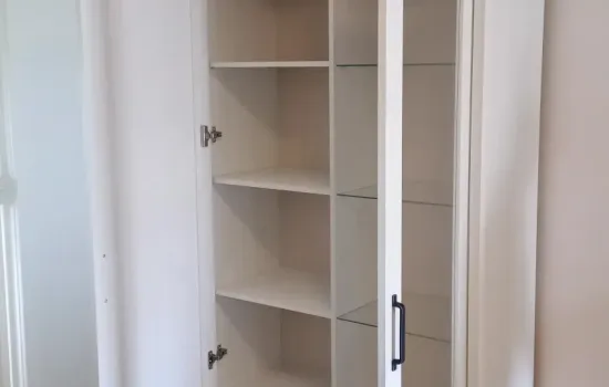 Loksa slikan sa strane i otvorenim vratima