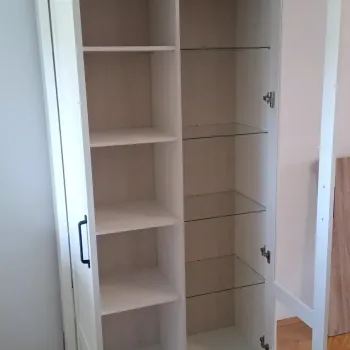 Loksa slikan s lijeve strane i vrata su otvorena